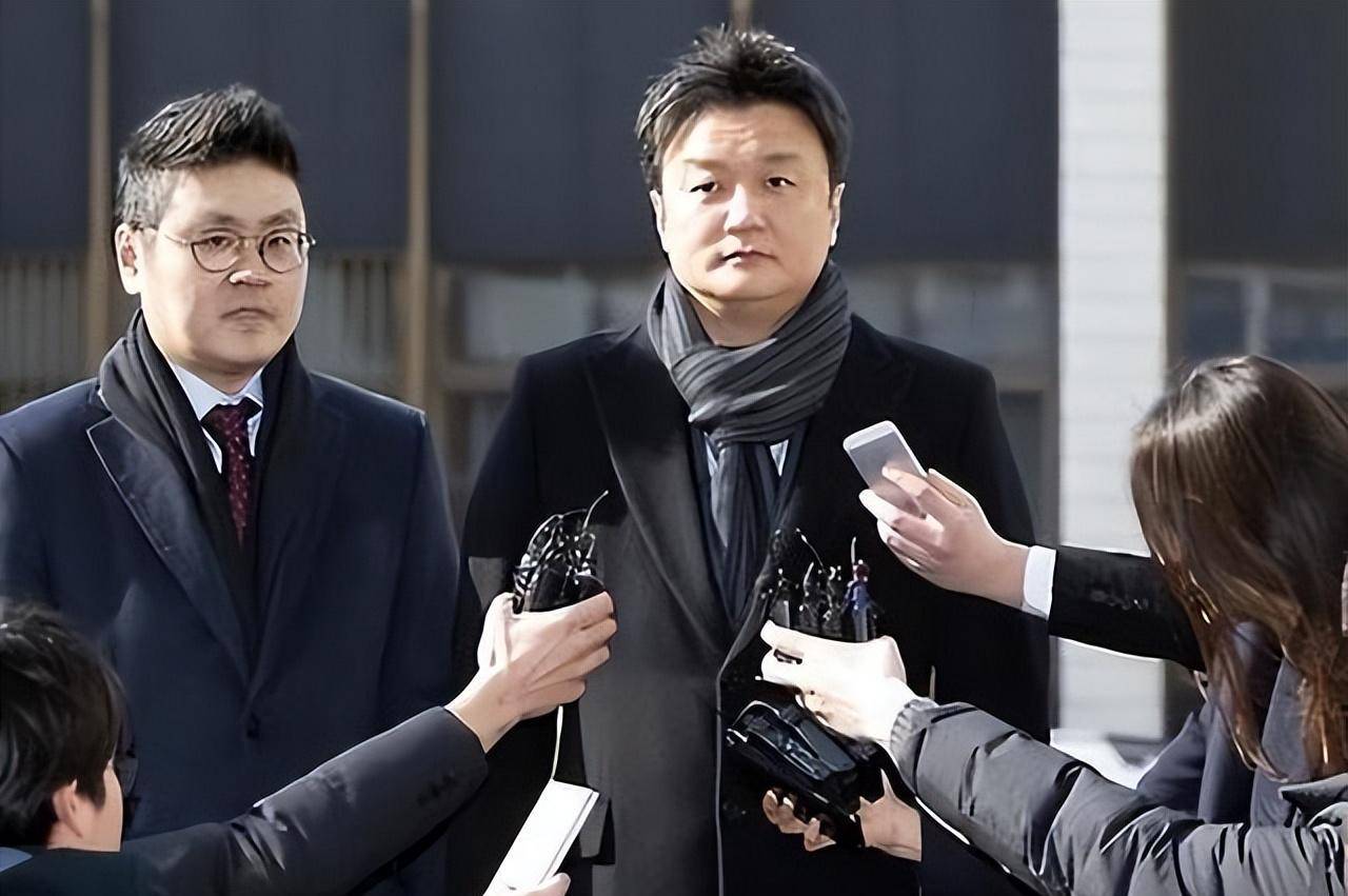 随着时间的流逝,随着年龄的增长,当年风华绝代的任佑宰变成了一个眼皮