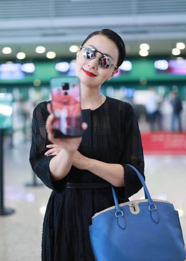 陶虹把机场当秀场,身穿深蓝色长裙脚踏细高跟,气质好得很!