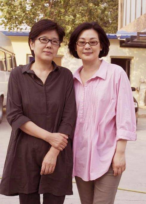 被丛珊的老年状态惊艳到:穿衣素雅,头发花白,60岁优雅又气质_造型