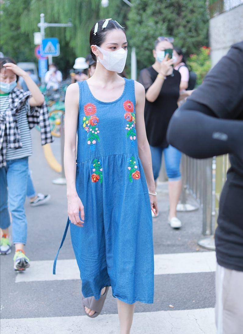 李现前女友私服太"少女",看着也就十八九岁的样子,一脸清纯相_裙子