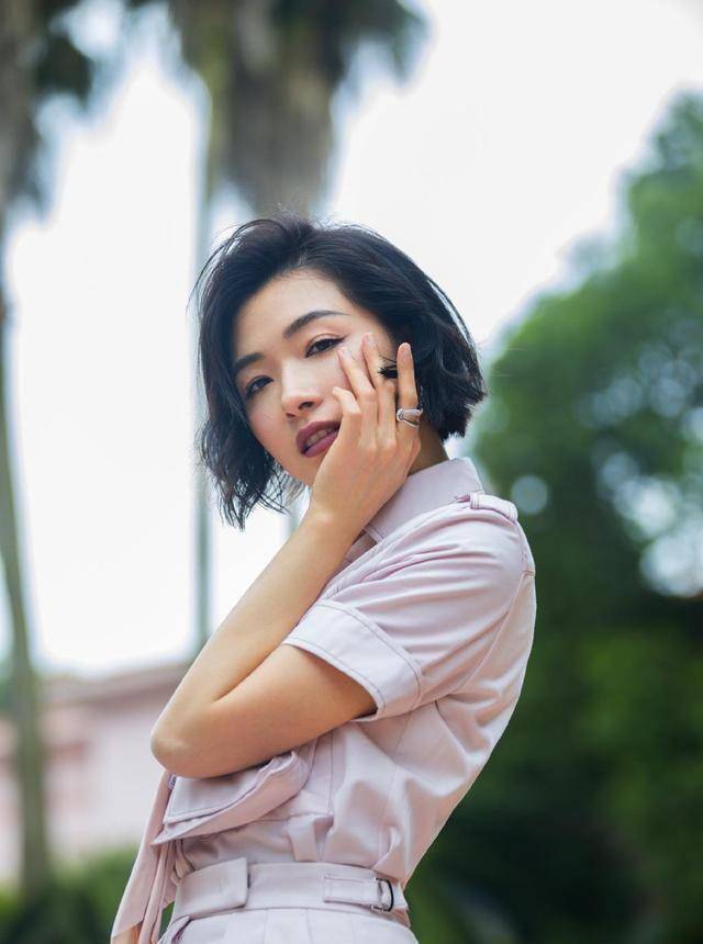 万茜粉白套装配短靴,霸气十足散发独特魅力,满屏"长腿"太吸睛_衬衫