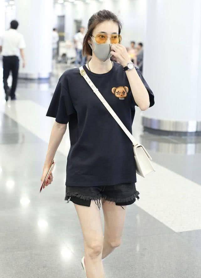 王丽坤出行,穿黑色t恤搭短裤显瘦,扎起小辫子够有少女范_一身_白色