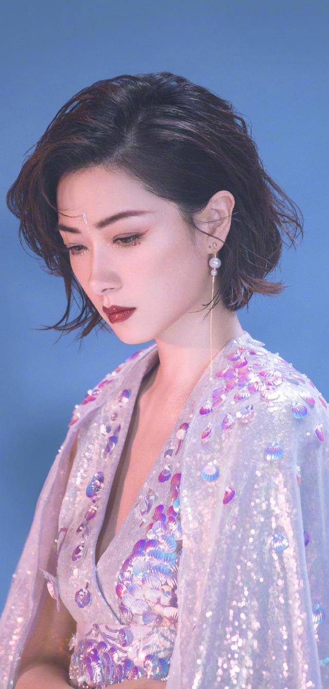 万茜美人鱼造型好漂亮,亮片长裙仙气十足,美得很有故事感_衣服_线条