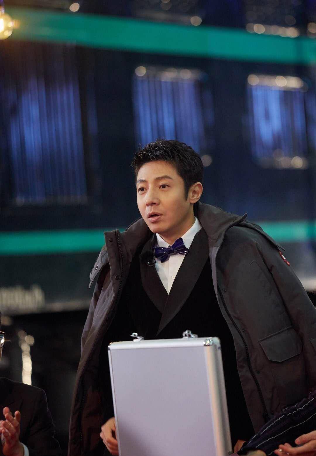 撒贝宁是个"反油腻"的男人:西装革履,层层叠叠的外套,46岁依旧很有型