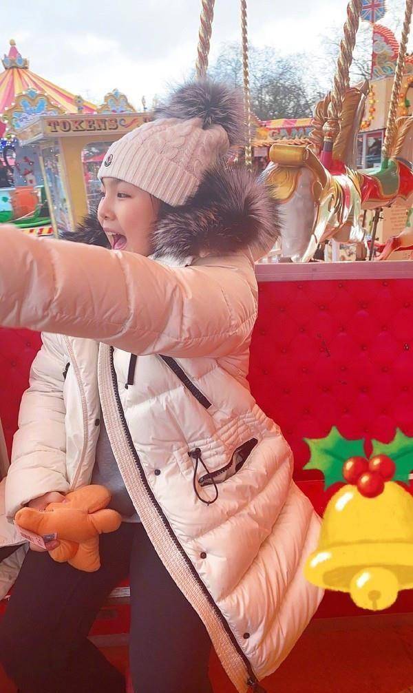 网友偶遇李湘一家三口,10岁王诗龄气质出众,身高即将超妈妈_黑色_身材