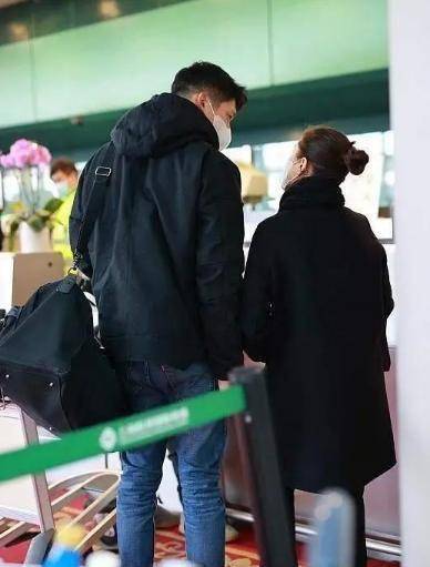 王子文吴永恩一起现身机场,当众摸男友脑袋对视,一起跨年庆生_女朋友