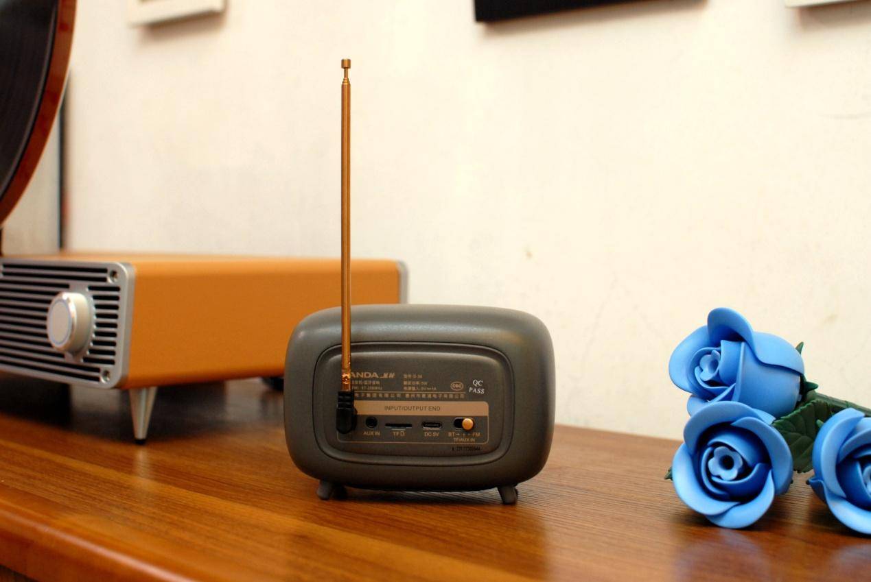 经典复刻成为潮人们的娱乐中心：熊猫1936 D36复古收音机蓝牙音箱