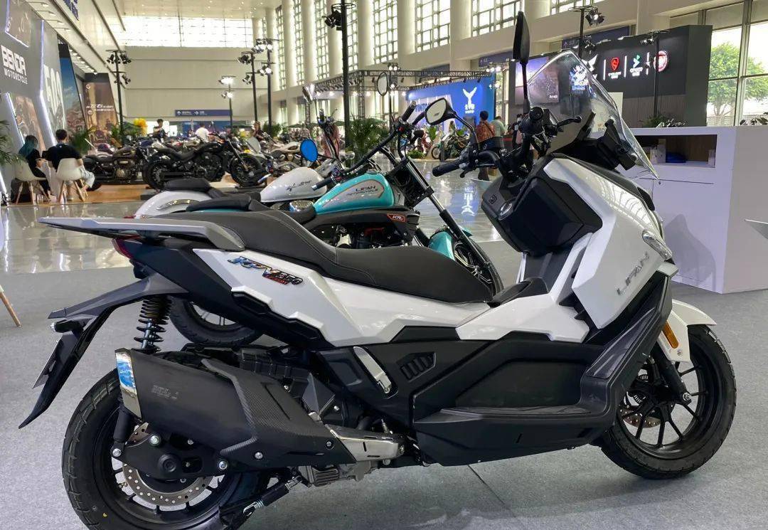 kpv350是力帆排量最大的踏板车,采用了kpv150上的跨界adv风格,整车