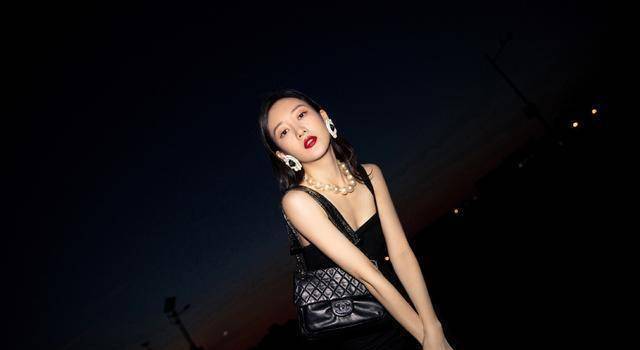 王鸥浪姐得高分心情好晒花絮,内衣外穿跳舞腰细腿长,姐姐都看酸_身材