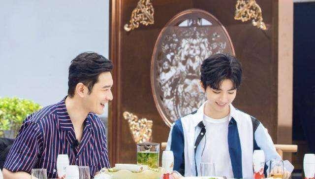 王俊凯现身支持黄晓明,三伏天仍穿外套,身体状况让人担忧_工作_明星