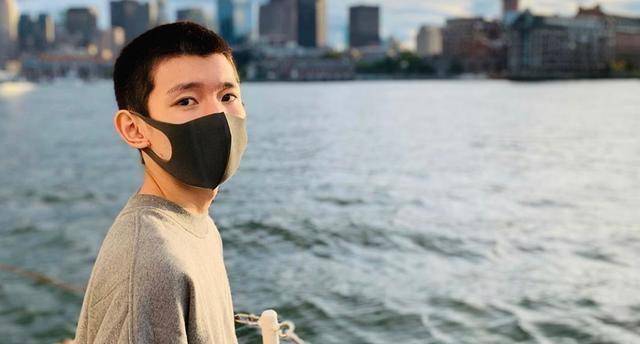 王源剪掉头发去留学,一个人逛街被偶遇,穿着朴素十分低调_王俊凯_显得