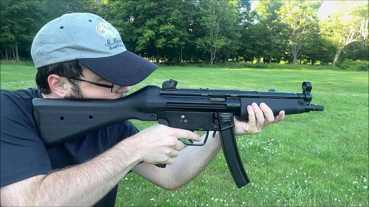 它是mp5的复刻版 由巴铁兄弟制造 是一款可靠耐用的冲锋枪_射击_其他