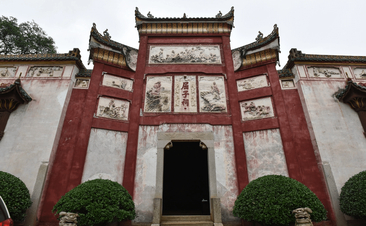 网络)汨罗市的屈子祠,最早可以追溯至汉代,曾称汨罗庙,屈原庙,三闾庙