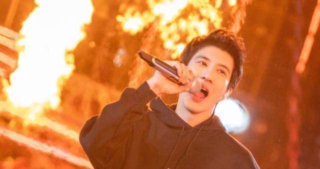 王力宏晒与吴彦祖合照,同框素颜显沧桑,刮掉胡子之后更帅气!