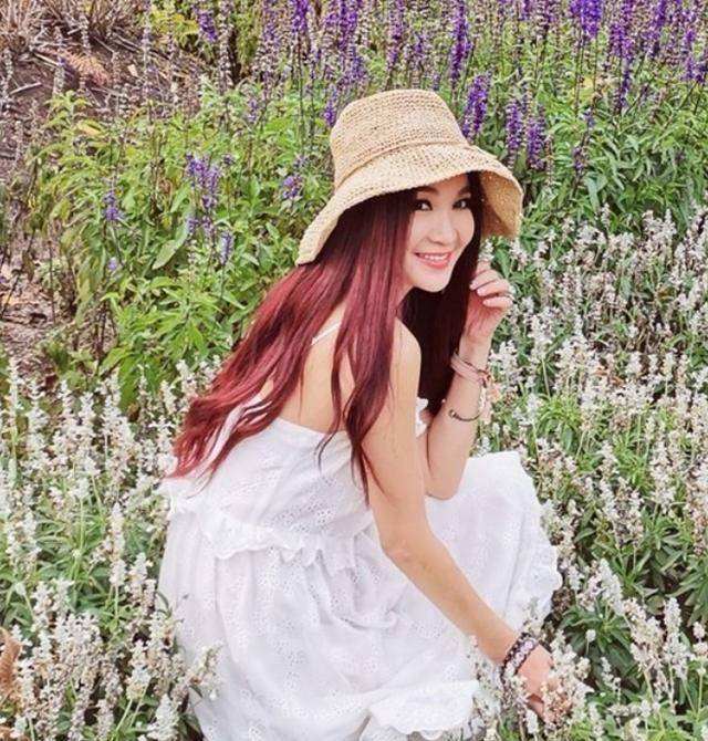 温碧霞真不服老,穿印花红裙嘟嘴卖萌清新可爱,53岁少女感这么足_效果