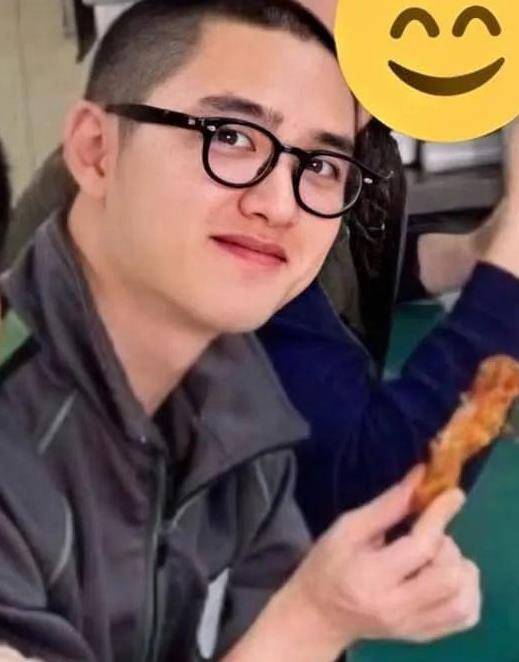 而如今的他,也是因为发福,失去了往日的帅气.