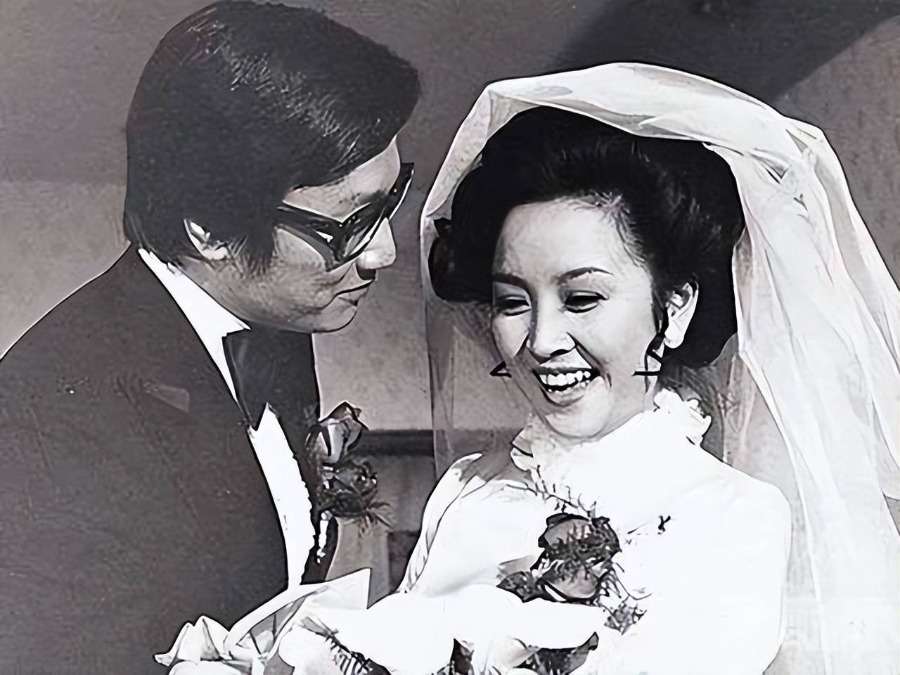 精神抖擞似小伙,失恋后常跟前妻聚会_谢霆锋_墨镜_时候