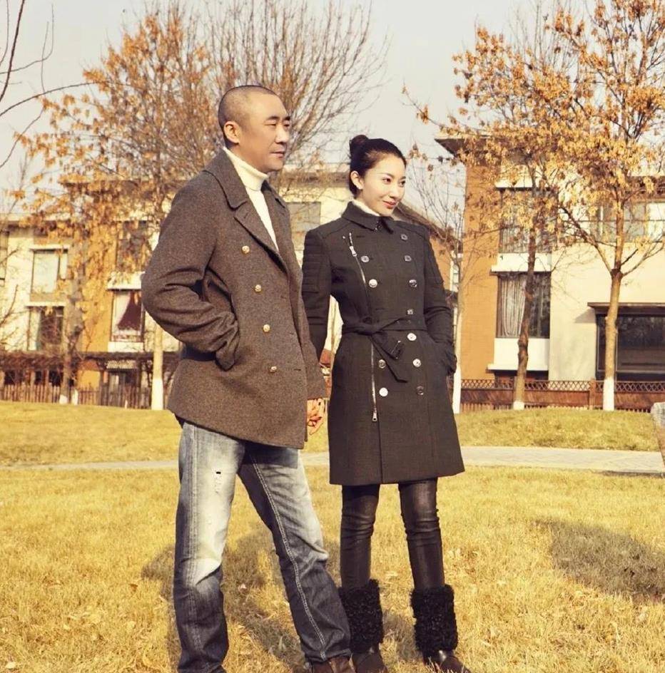 章子怡哥带嫂子出游!