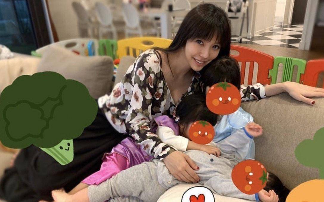 王力宏老婆李靓蕾庆生,和侯佩岑同框比美,不敢信两人竟相差8岁_照片