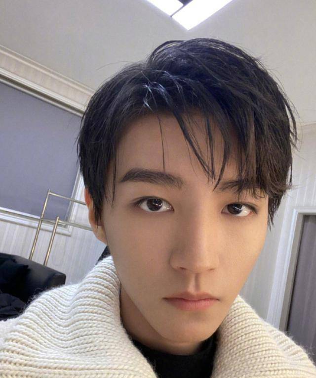 王俊凯出关后气质大变,眼神凌厉,还挑染了一撮白发,路人好会夸_减肥