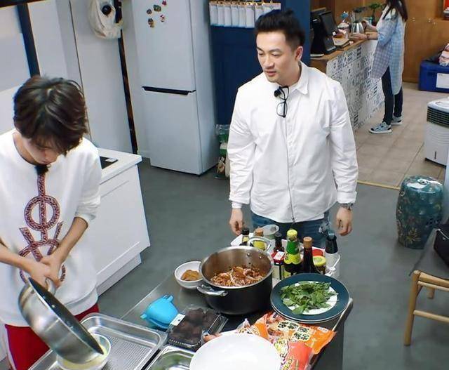 王俊凯精致炒饭,白举纲用手抓饭品尝,俊凯这嫌弃的表情太直白了