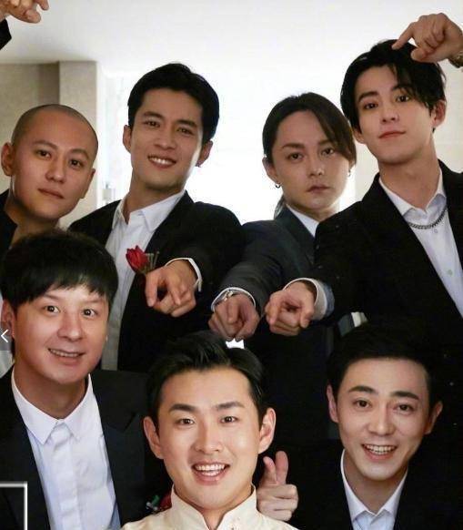 王彦霖艾佳妮的校园爱情修成正果,伴郎团颜值惹争议_秦俊杰_尹正_婚礼
