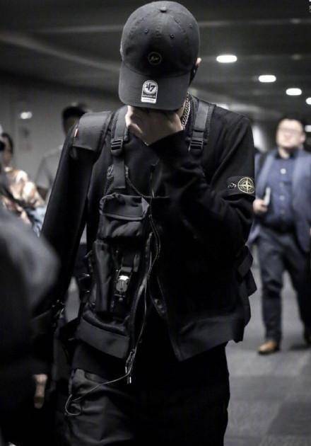 王一博私服造型!或嘻哈或街头的最新机能风,强势来袭_白色_黑色_整体