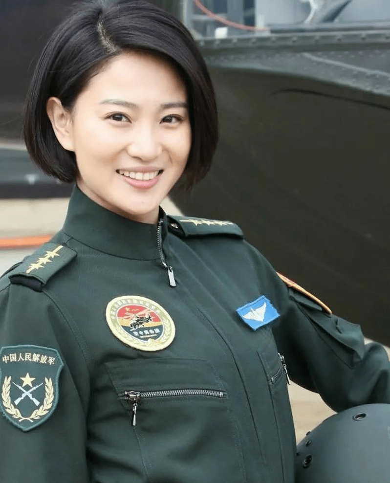 演员侯梦莎:因军旅剧走红,搭档吴京爆火,嫁小丈夫毛毅幸福美满_特种兵