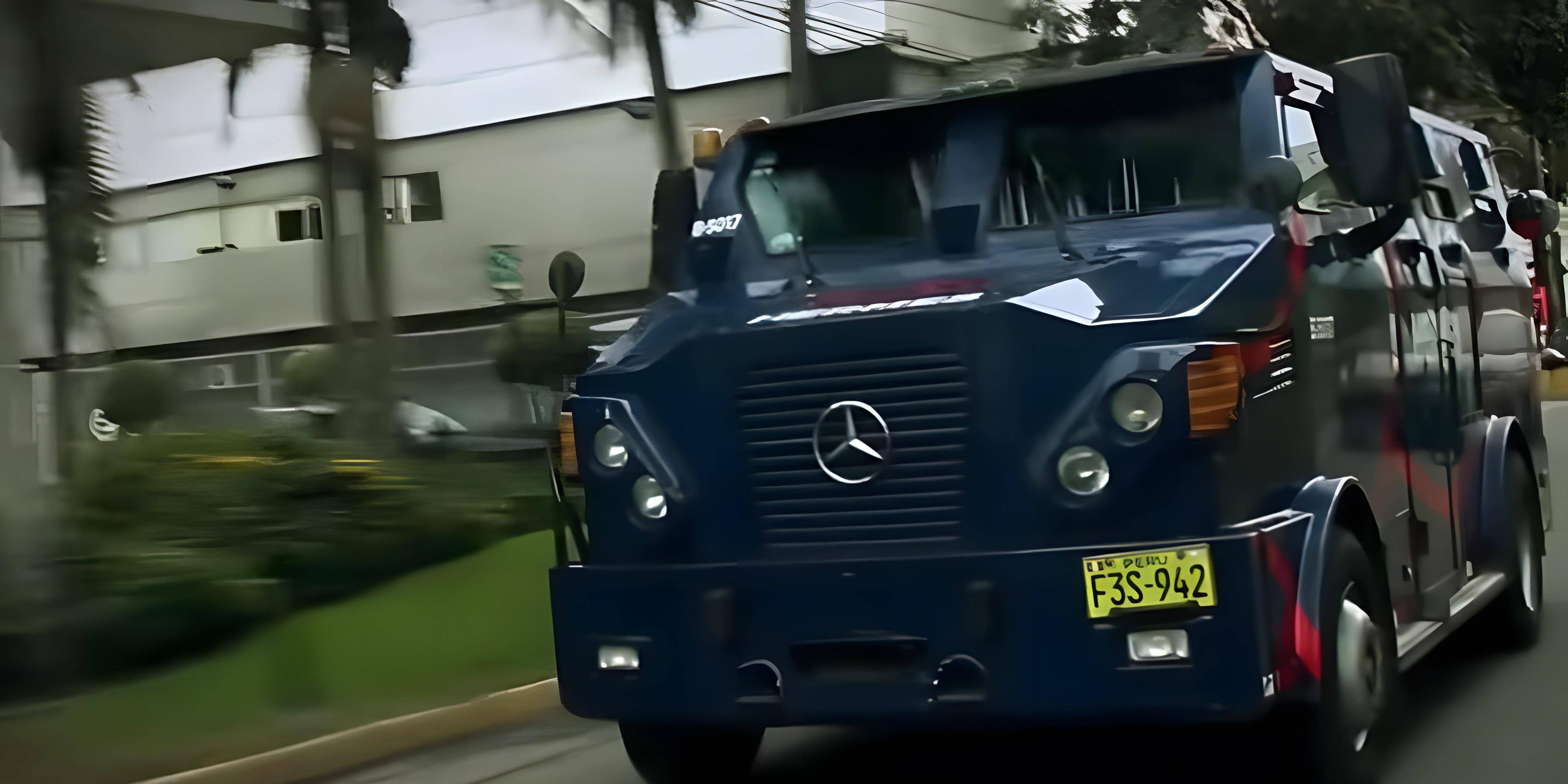 奔驰卡车底盘制造的豪华装甲车,由加拿大公司inkas armored持有并运营