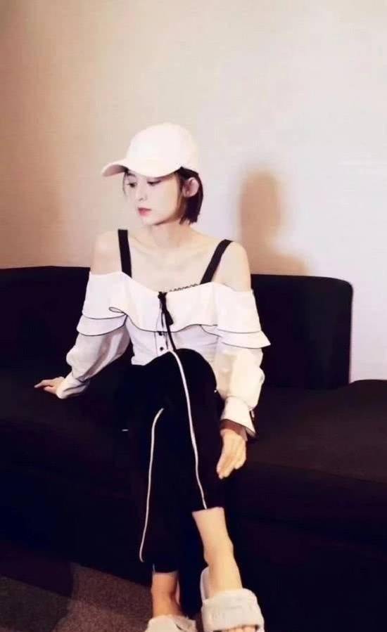 拖鞋也能时髦到起飞,明星也爱穿拖鞋,解放双脚最舒服!