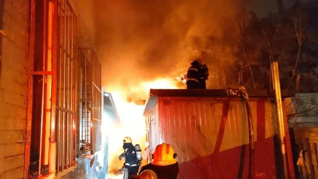 「火灾事故警示」线路老化酿大祸,千万别忽视电气火灾的威力_电缆井