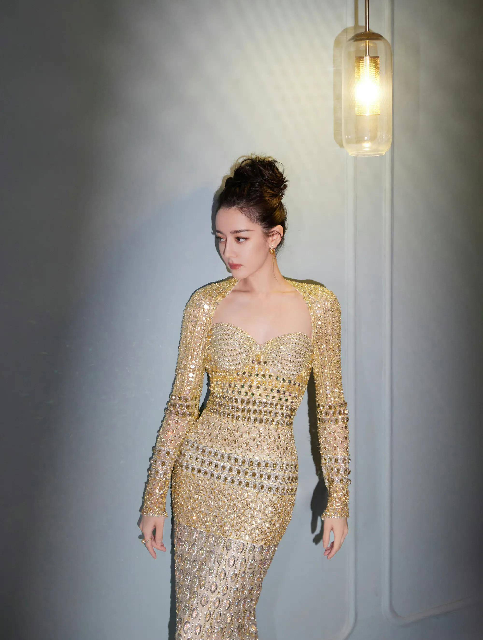 迪丽热巴金色长裙秀美背,事业线好迷人_好身材_千金_爆表