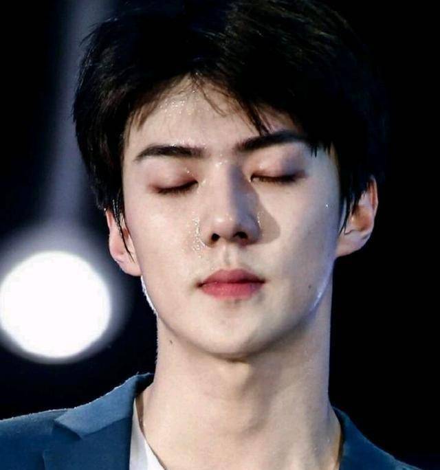 吴世勋去给金俊勉"应援",怀里抱的竟然"不是vivi"_小队_感觉_哥哥