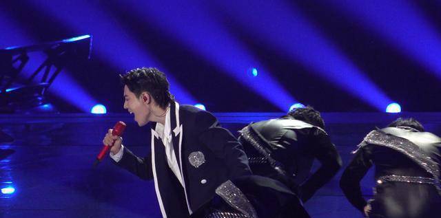 肖战沸腾之夜全开麦真唱,高音靠吼还很稳,选的两首歌也很有态度_音响