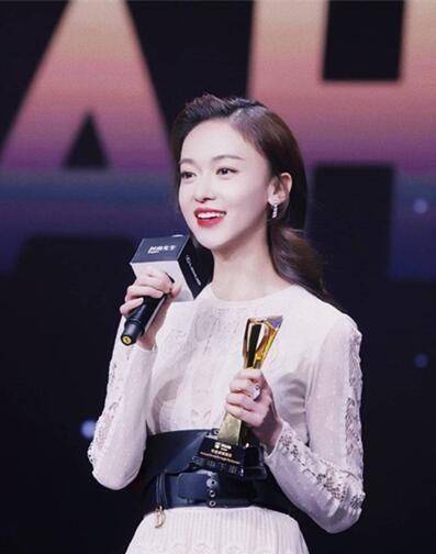 吴谨言三连否认和洪尧在一起,可网友们的观点却让她很尴尬_曹赢_发声