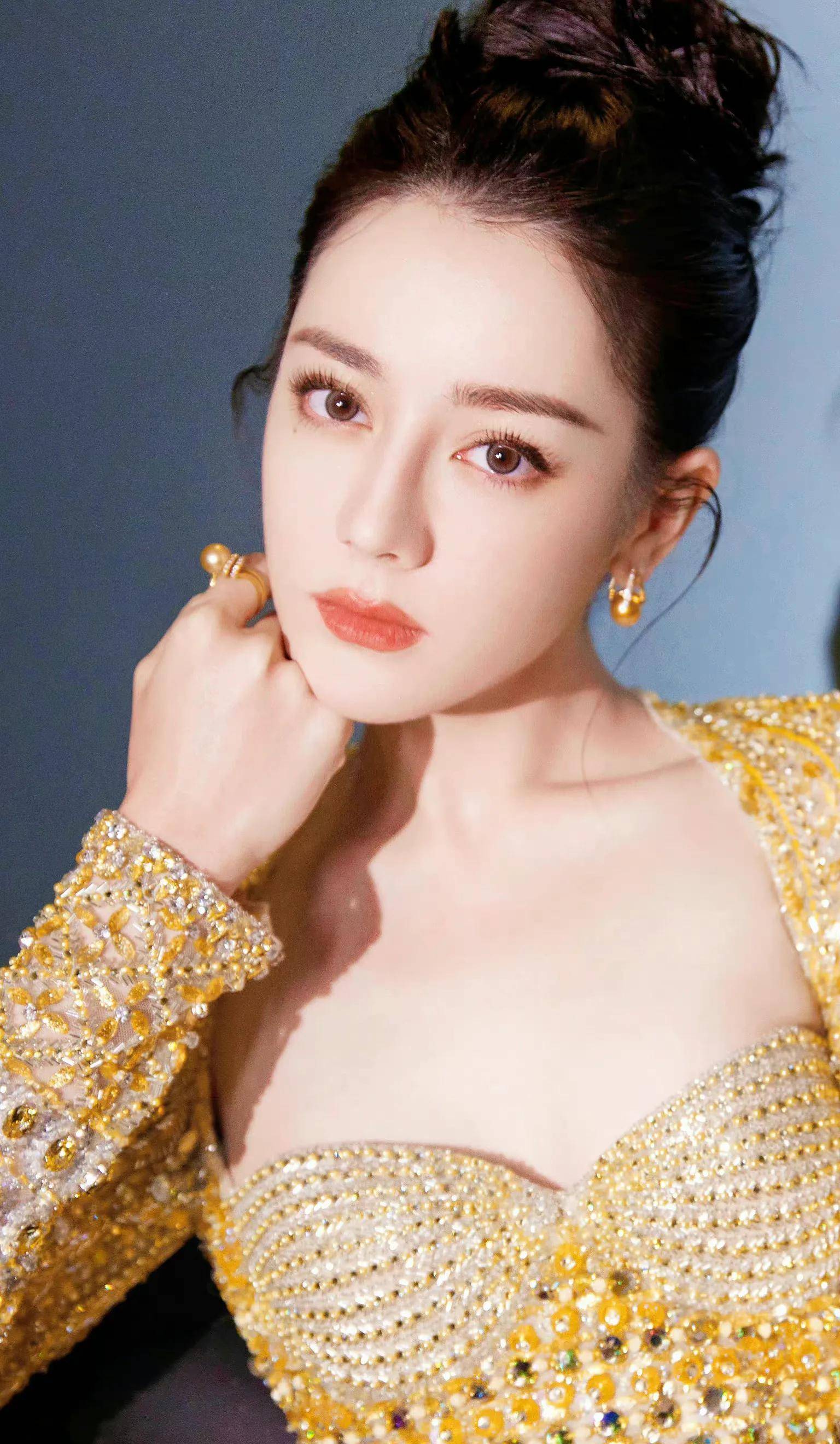 迪丽热巴金色长裙秀美背,事业线好迷人_好身材_千金_爆表