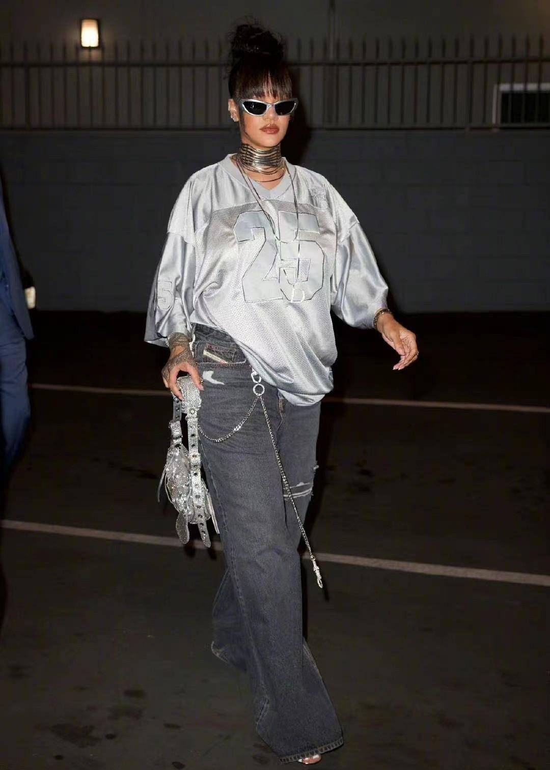 辣妈蕾哈娜现身街头!全身显富不走寻常路,身材迅速瘦回巅峰期