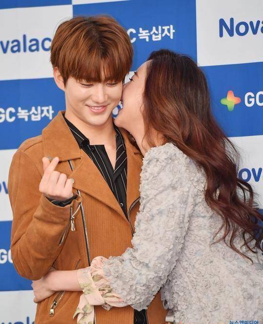 咸素媛产后四个月身材恢复,和小18岁老公亲嘴秀恩爱_陈华_鲜肉_笑容