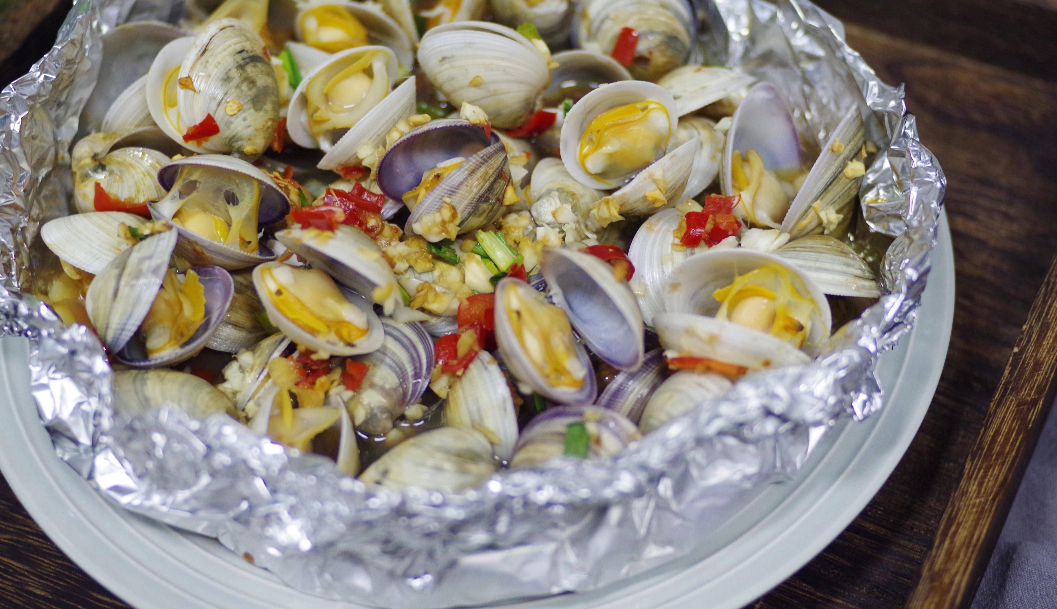 家常烤箱版烤蛤蜊,用这么好的蛤蜊来烤,能不鲜美吗?_步骤_锡纸_小葱