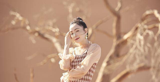 陶虹48岁生日,穿两套格子连衣裙在沙漠里光脚凹造型,美出少女感_设计