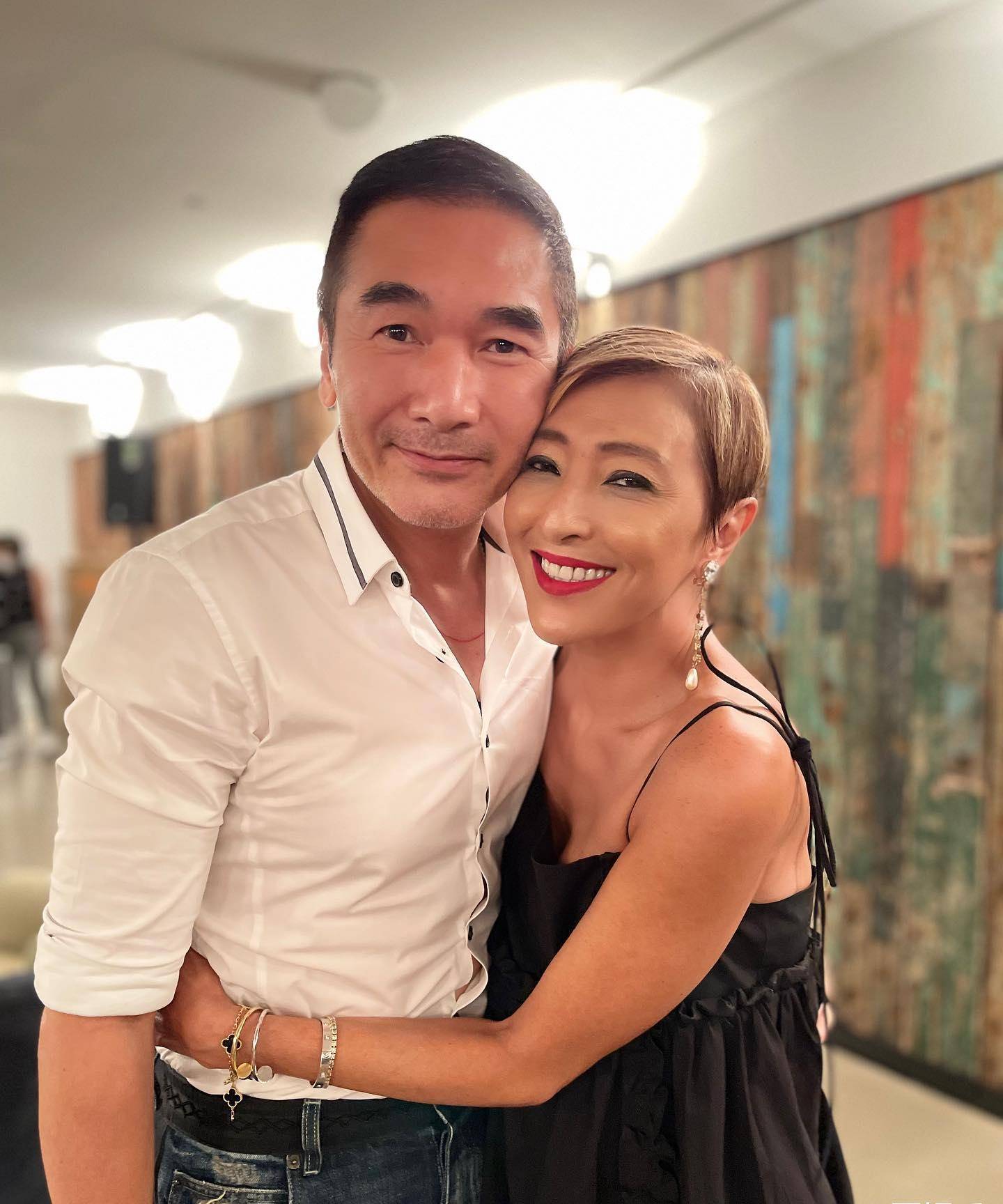 张智霖表姐熊抱众人,方中信满脸通红_上山_穿着