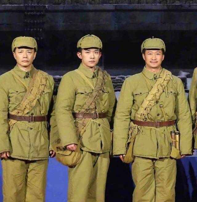 吴京易烊千玺合影,二人穿军装碰杯畅饮,《长津湖》正式杀青!