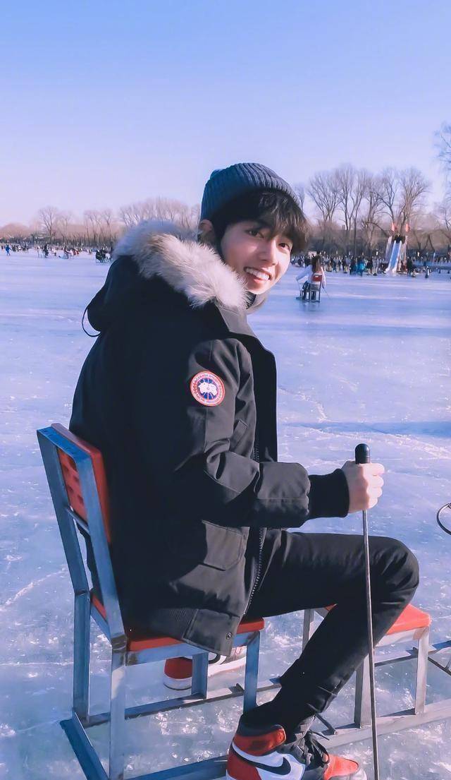 想起肖战和汪卓成去滑雪那次,有个同学正好也在那里滑冰,还说虽然拍的