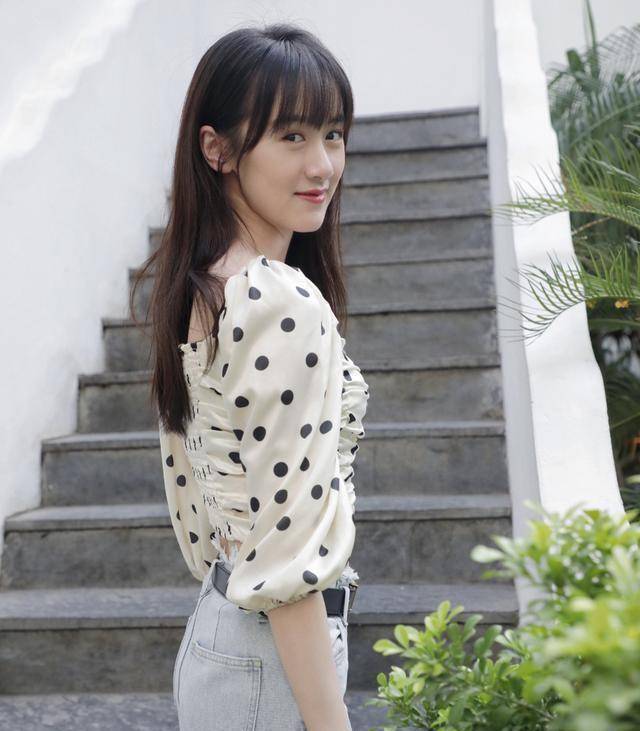 相比褚璇玑,我更喜欢穿现代装的袁冰妍,小蛮腰和小鸟腿超抢镜_设计