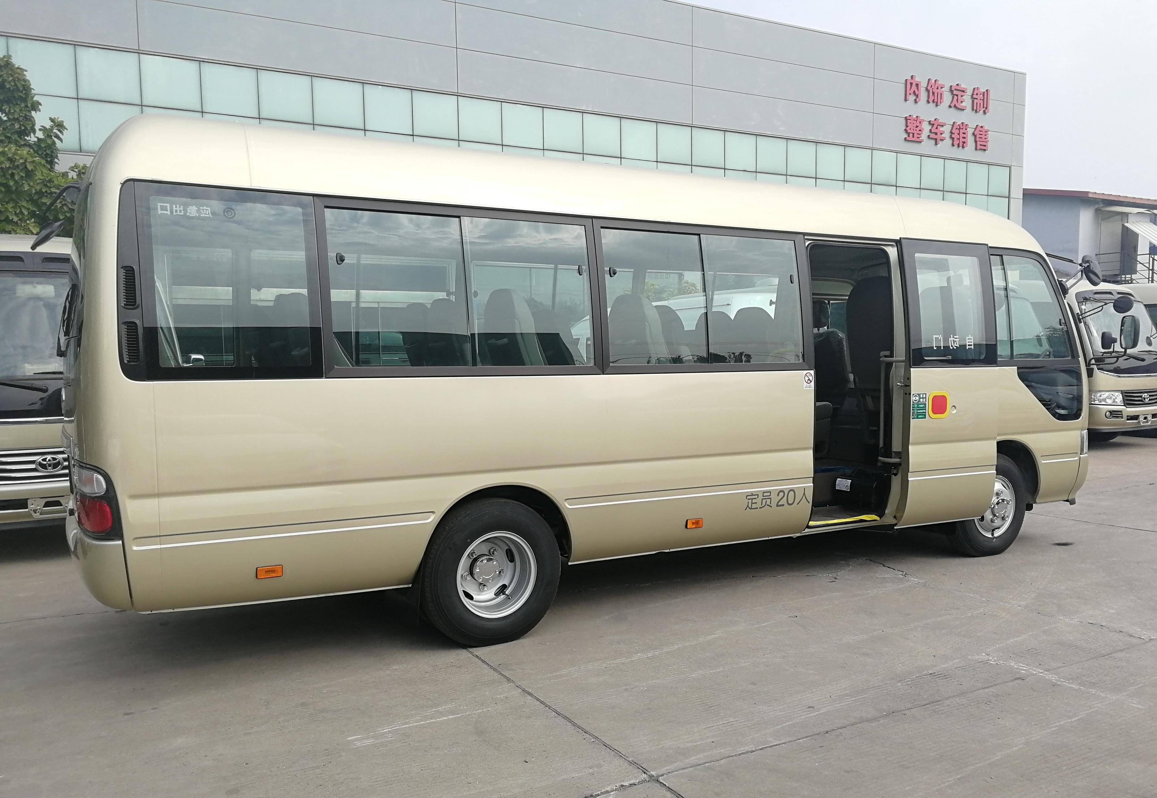 丰田考斯特20座是一款宽敞舒适,经济实用的商务车,其座位数足以容纳