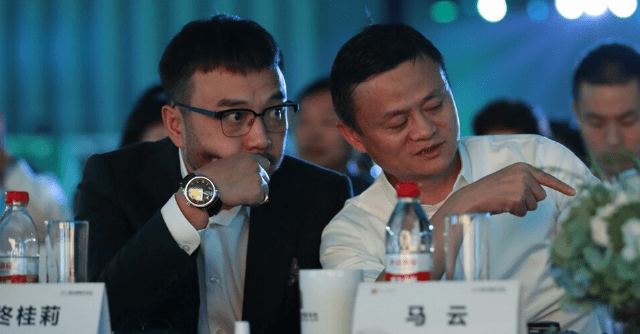 马云回国,与主持人汪涵相聚浙江,桌上小菜50余盘,大佬风采依旧_网友