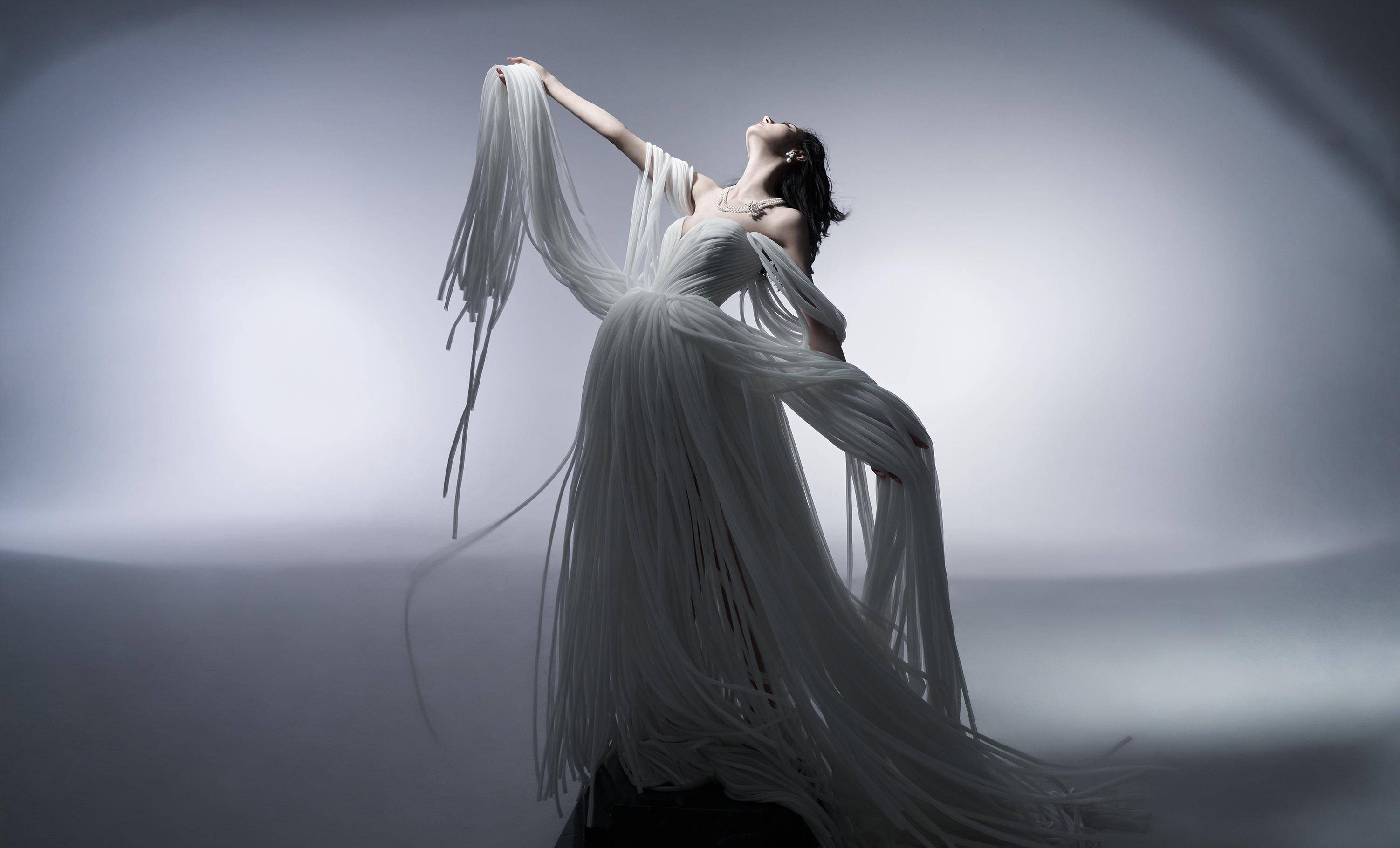 迪丽热巴登《费加罗》十月封面,贝壳抹胸宛若希腊女神,高级性感_来自