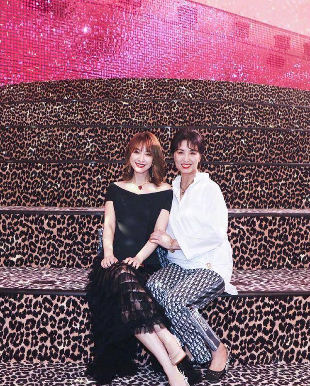 吴昕携妈妈走红毯,吴母穿衣减龄又时髦,母女俩同框更像姐妹花_造型