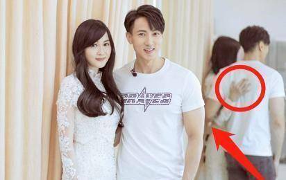 而在帮林丽吟整理好婚纱之后,吴尊也要求摄影师帮自己和老婆拍一张