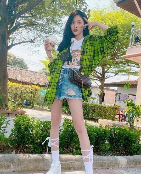 吴宣仪创新"加长袜",高腰袜剪成绳子缠到小腿,竟无敌显腿长!